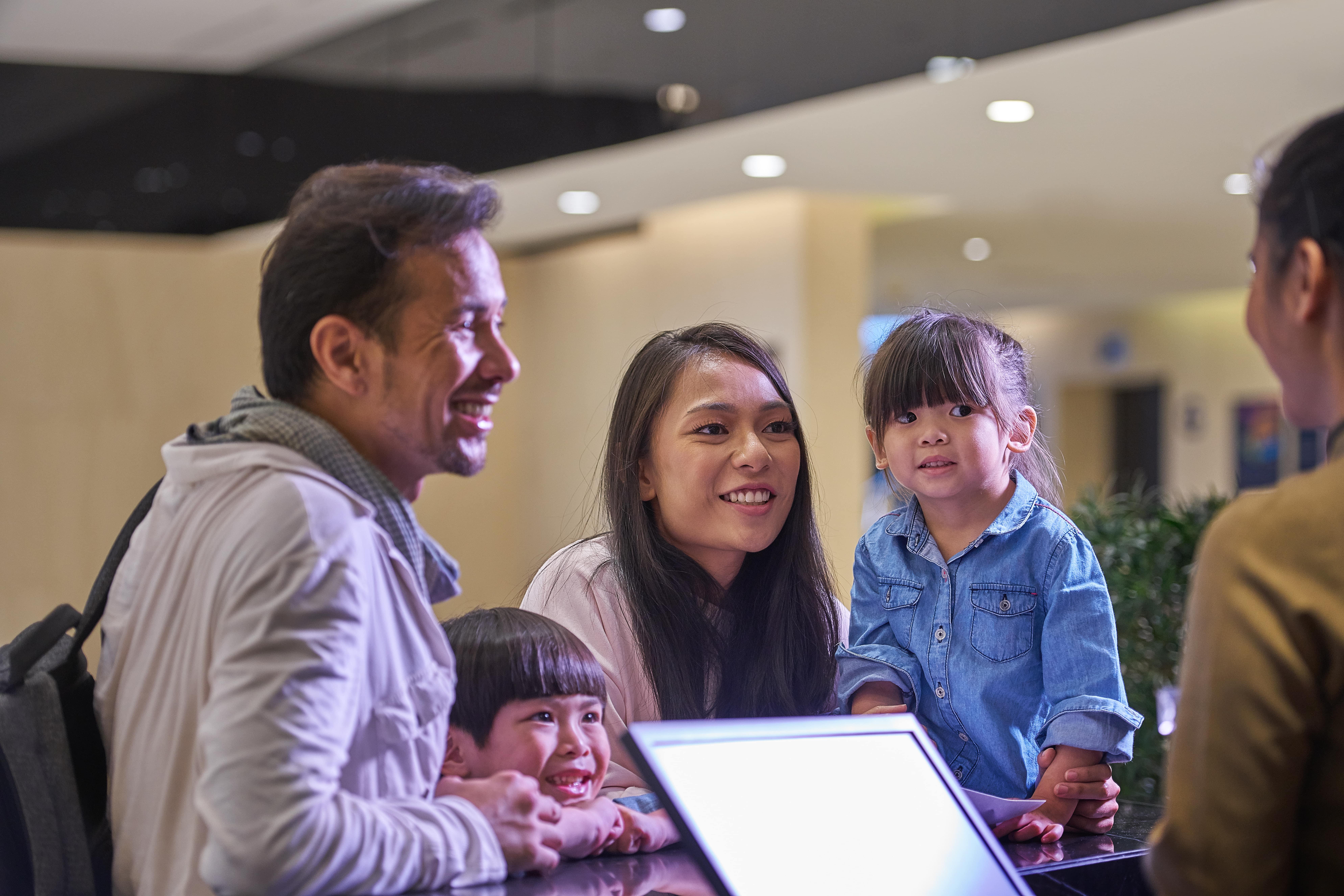 Grand Ion Delemen Hotel Genting Highlands Exteriör bild Family at the airport