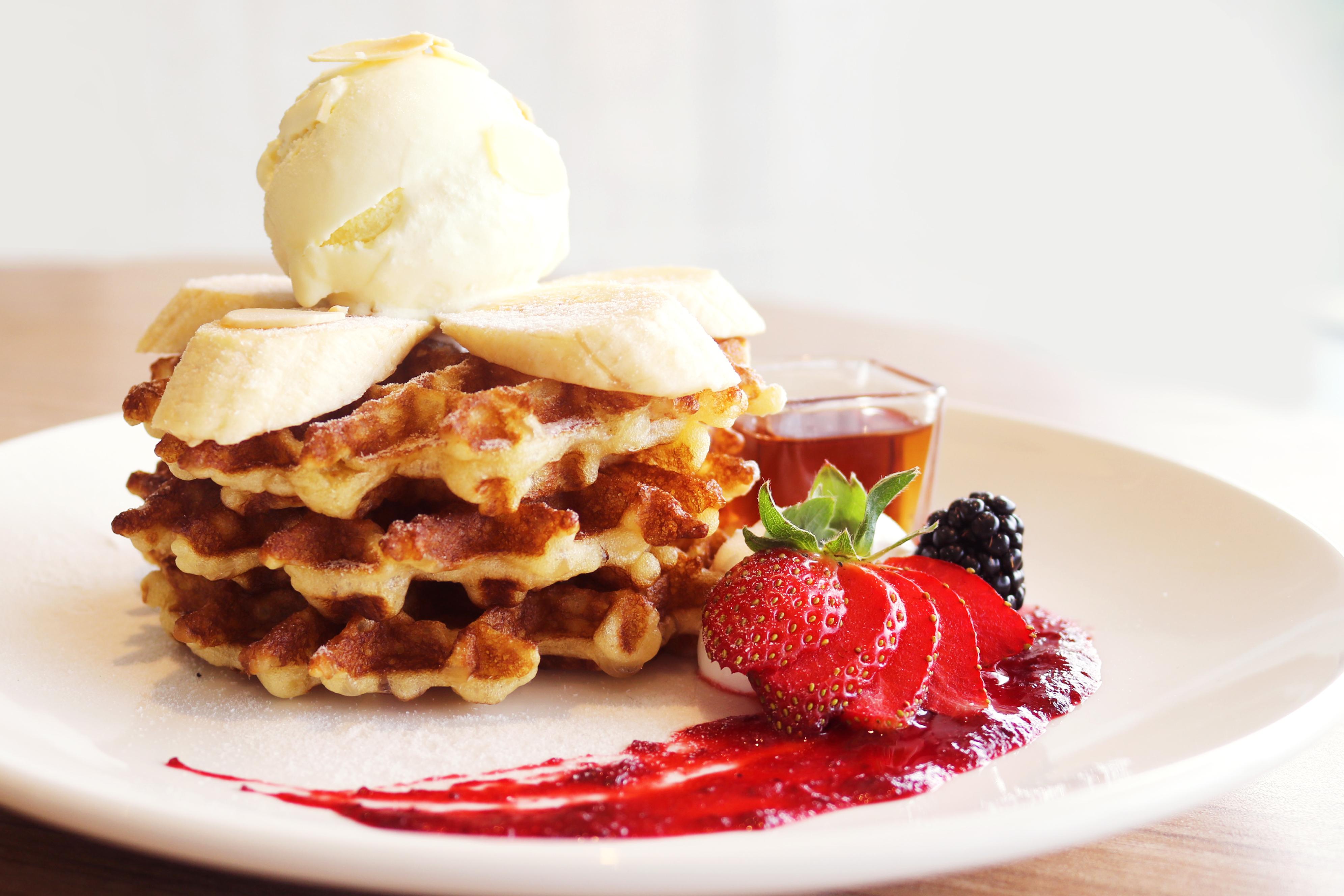 Grand Ion Delemen Hotel Genting Highlands Exteriör bild A Belgian waffle with fruit and ice cream