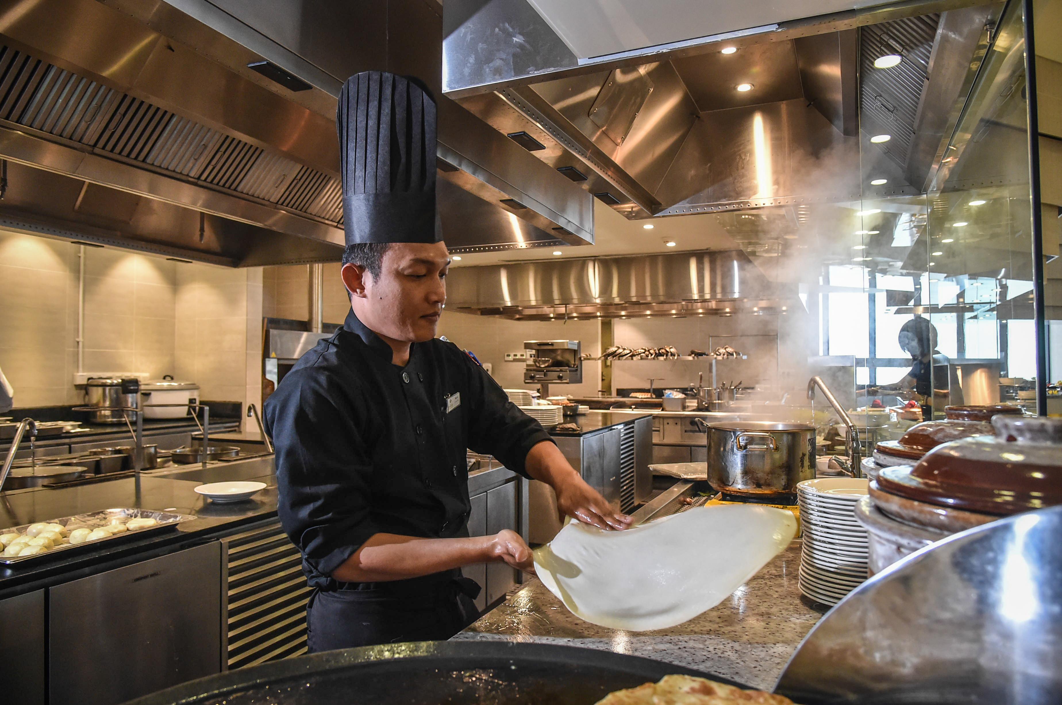 Grand Ion Delemen Hotel Genting Highlands Exteriör bild A chef preparing rice noodles